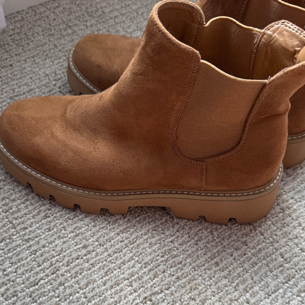 Chinese Laundry Tan Suede Chelsea Lug Ankle Boots - Picture 6 of 6